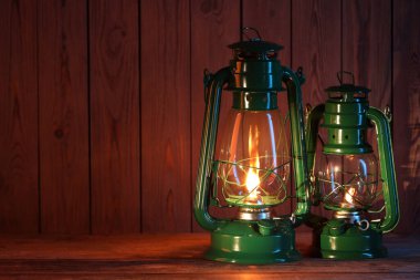 Ahşap masada eski gazyağı fenerleri, metin için boşluk