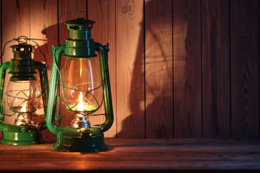 Ahşap masada eski gazyağı fenerleri, metin için boşluk