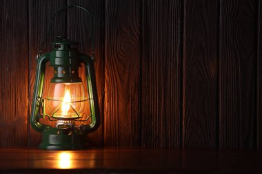 Ahşap masada eski model gazyağı lambası. Metin için boşluk