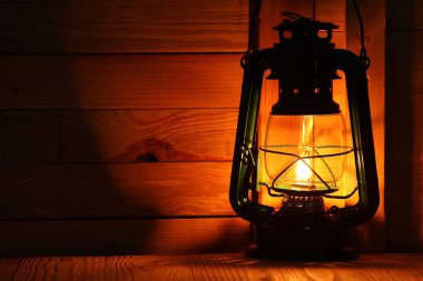 Ahşap masada eski model gazyağı lambası. Metin için boşluk