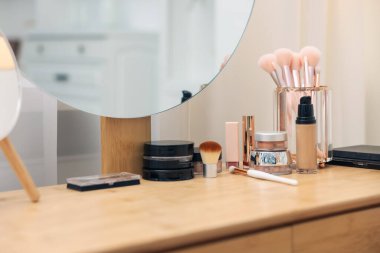 Farklı makyaj ürünleri ve kapalı mekandaki gösteriş fırçaları, yakın çekim