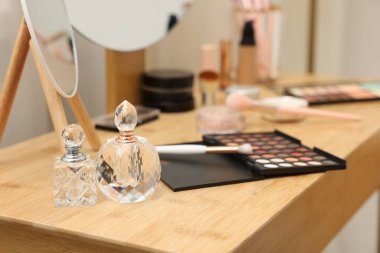 Farklı makyaj ürünleri ve kapalı mekandaki gösteriş fırçaları, yakın çekim