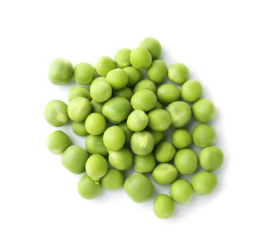 Beyazlar üzerinde izole taze bezelye yığını.