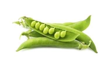 Beyaz izole taze yeşil bezelye