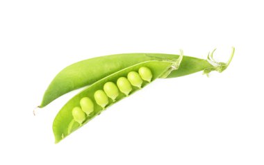 Kabuklu taze bezelyeler beyaz, üst görünümde izole