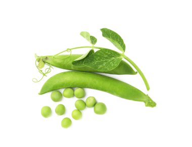 Kabuklu taze bezelyeler ve filizler beyaza izole edilmiş, üst manzara