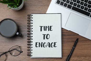 Ofis masasındaki dizüstü bilgisayarda yazılmış cümleyi bağlama zamanı, üst görünüm