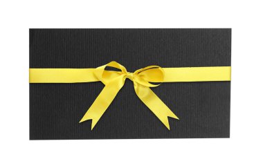 Beyaz arka planda sarı fiyonklu siyah hediye kartı.