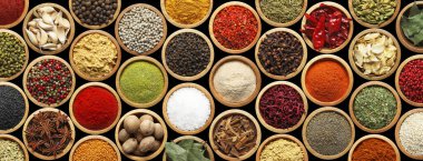 Siyah arka plandaki kaselerde farklı aromatik baharatlar seti. Pankart tasarımı