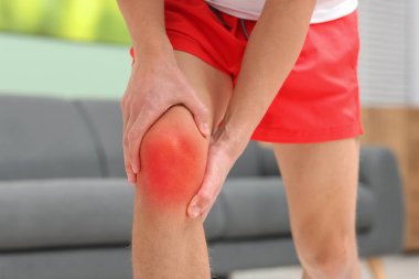 Diz ağrısı çeken bir adam, yakın plan.