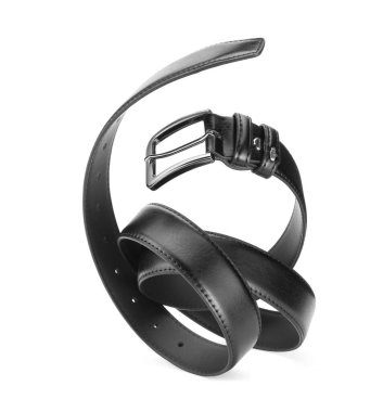 beyaz izole bir siyah deri kayışı