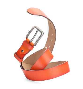 Bir turuncu deri kemer beyaza izole edilmiş.