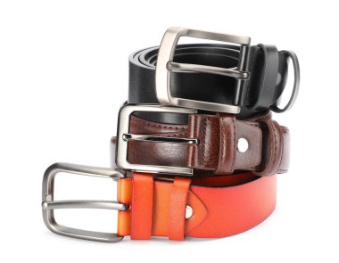 Beyaz üzerine izole edilmiş üç farklı deri kemer.