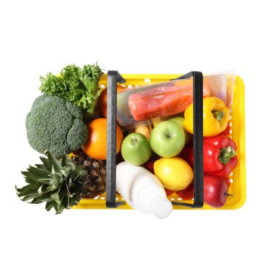 Beyaz, üst görünümde izole edilmiş ürünlerle dolu plastik alışveriş sepeti.