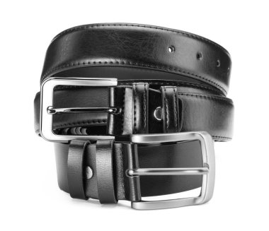 Beyaz üzerine izole edilmiş iki siyah deri kemer.