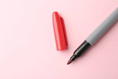 Açık pembe arka planda bir kırmızı işaret, üst manzara. Metin için boşluk