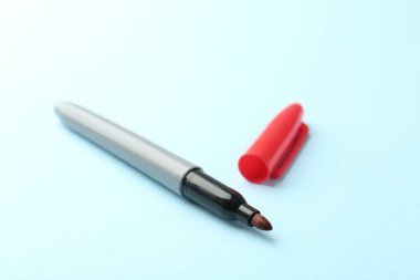 Açık mavi arkaplanda bir kırmızı işaret, yakın plan