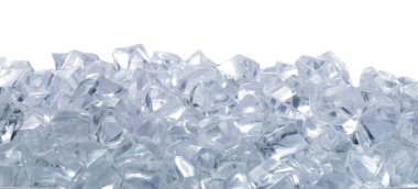 Beyaz arkaplanda berrak buz küpleri