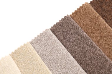 Beyaz, üst görünümde izole edilmiş farklı kumaş örnekleri