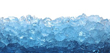 Beyaz arkaplanda berrak buz küpleri