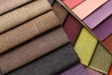 Arka plan olarak farklı kumaşlardan örnekler, yakın plan