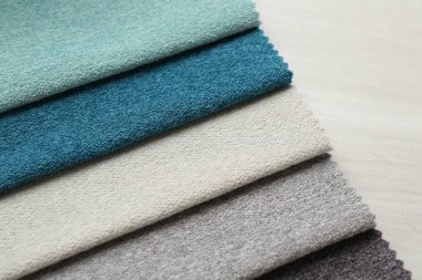 Açık ahşap masadaki farklı kumaşlardan örnekler.