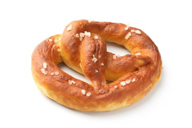 Lezzetli kraker, beyaz üzerine tuz dökülmüş.