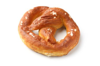 Beyaza izole edilmiş tuzlu kraker.