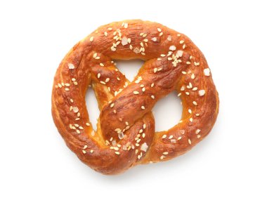 Lezzetli tuzlu kraker, beyaz üzerine izole edilmiş, üst manzara.