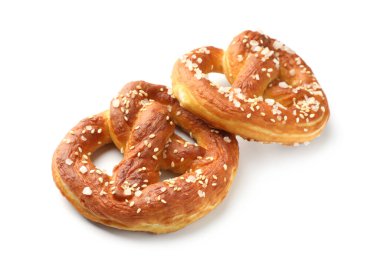 Lezzetli tuzlu krakerler beyaz üzerine izole edilmiş.