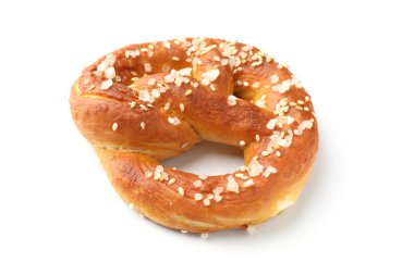 Lezzetli kraker, beyaz üzerine tuz dökülmüş.