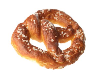 Lezzetli kraker, beyaz üzerine tuz dökülmüş.