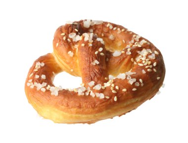 Lezzetli kraker, beyaz üzerine tuz dökülmüş.