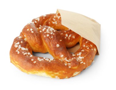 Lezzetli tuzlu kraker, beyaz pakette izole edilmiş.