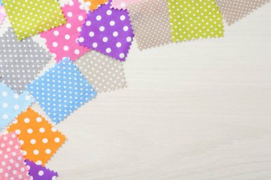 Beyaz ahşap masadaki farklı kumaşlardan örnekler. Metin için boşluk