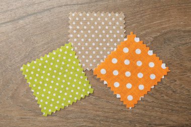 Tahta masadaki farklı kumaşlardan örnekler.