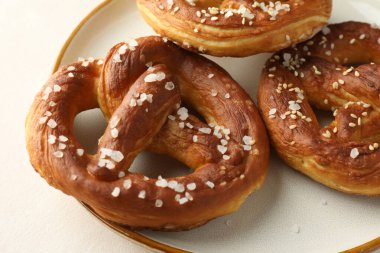 Beyaz masada tuzlu krakerler, yakın plan.