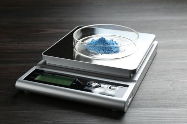 Tahta masada Petri kabıyla laboratuvar ölçeği, yakın plan.