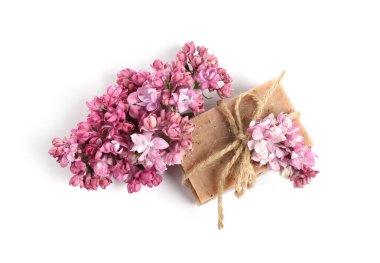 Sabun çubukları ve leylak çiçekleri izole edilmiş beyaz