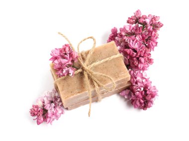 Sabun çubukları ve leylak çiçekleri izole edilmiş beyaz