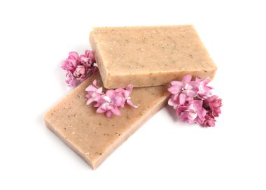 Sabun çubukları ve leylak çiçekleri izole edilmiş beyaz