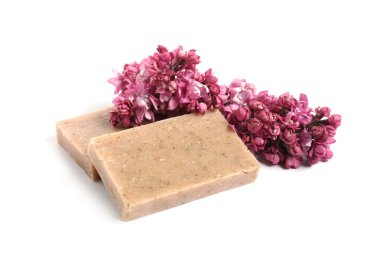 Sabun çubukları ve leylak çiçekleri izole edilmiş beyaz