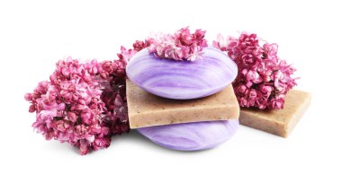 Sabun çubukları ve leylak çiçekleri izole edilmiş beyaz