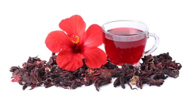 Cam bardakta leziz amber çayı, kuru roselle sepals ve beyaz üzerine izole edilmiş güzel çiçek.