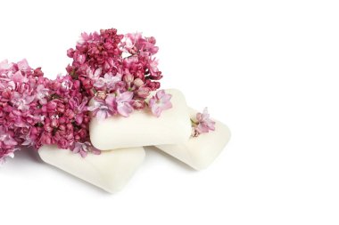 Sabun çubukları ve leylak çiçekleri izole edilmiş beyaz