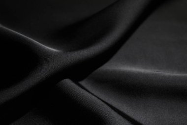 Arkaplan olarak buruşmuş siyah ipek kumaş, yakın plan