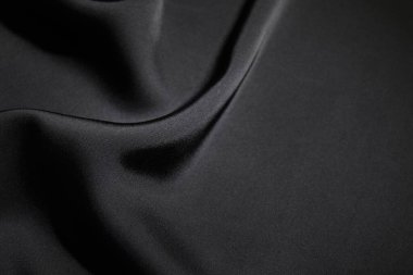 Arkaplan olarak buruşmuş siyah ipek kumaş, yakın plan