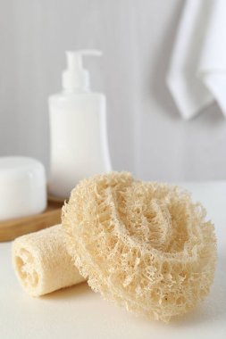 Beyaz masada farklı lif süngeri, yakın plan.