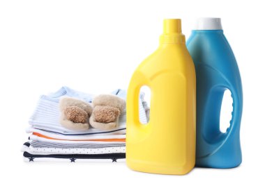 Kumaş yumuşatıcı, ayakkabı ve bebek kıyafetleri olan şişeler beyaza izole edilmiş.