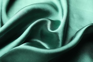 Arkaplan olarak buruşmuş yeşil ipek kumaş, yakın plan